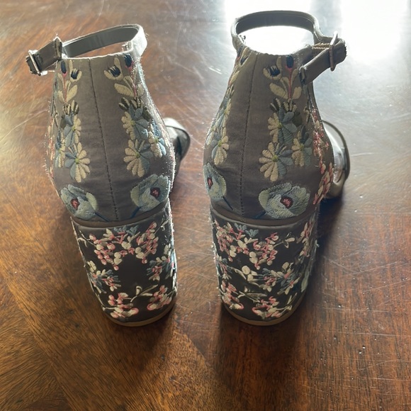 Steve Madden Silver Floral Embroidered Heels size 7.5M - Picture 3 of 8
